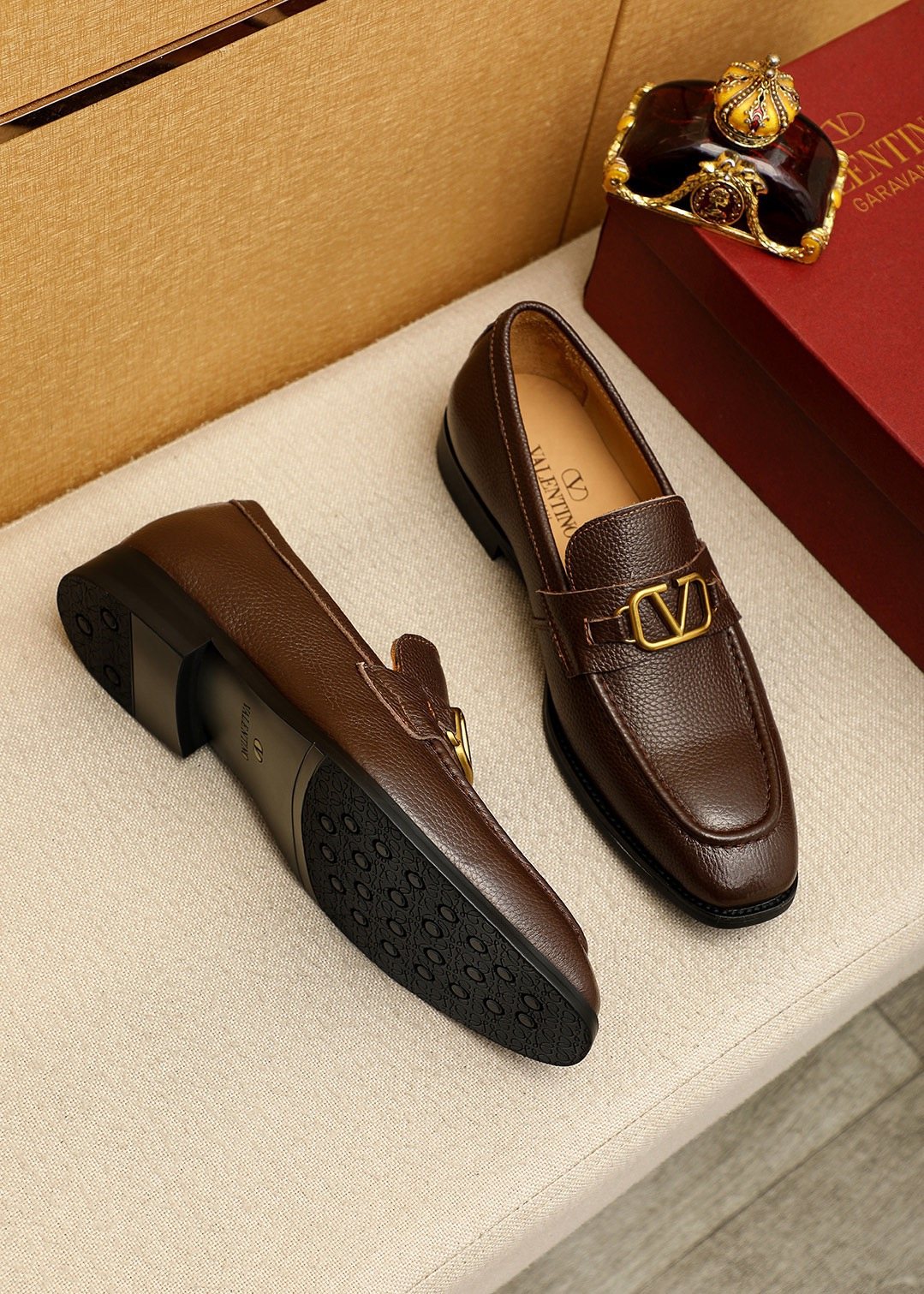 微商相册测试鞋子-Valentino Gold-Tone V Hardware Loafers — side